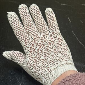 Vintage Ivory Crochet Lace Wrist Gloves Fan Shell Stitch 1 Pair